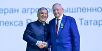 Раис Республики Татарстан Рустам Минниханов вручил медаль Почетному гражданину Актанышского района - Актанышский район
